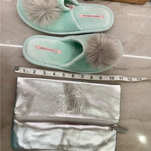 Victoria's Secret Slippers w/Cosmetic Bag - Picture 4 of 16